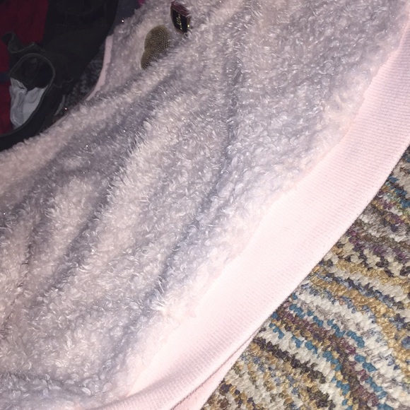 A cute sweater - Picture 2 of 3